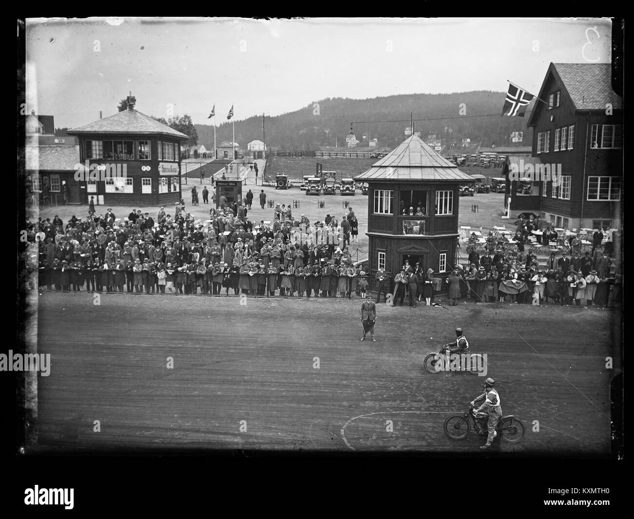 Bjerkebanen accueille des courses de motos en Norvège, avec des compétitions sur une piste de course dédiée avec participants et spectateurs. Banque D'Images