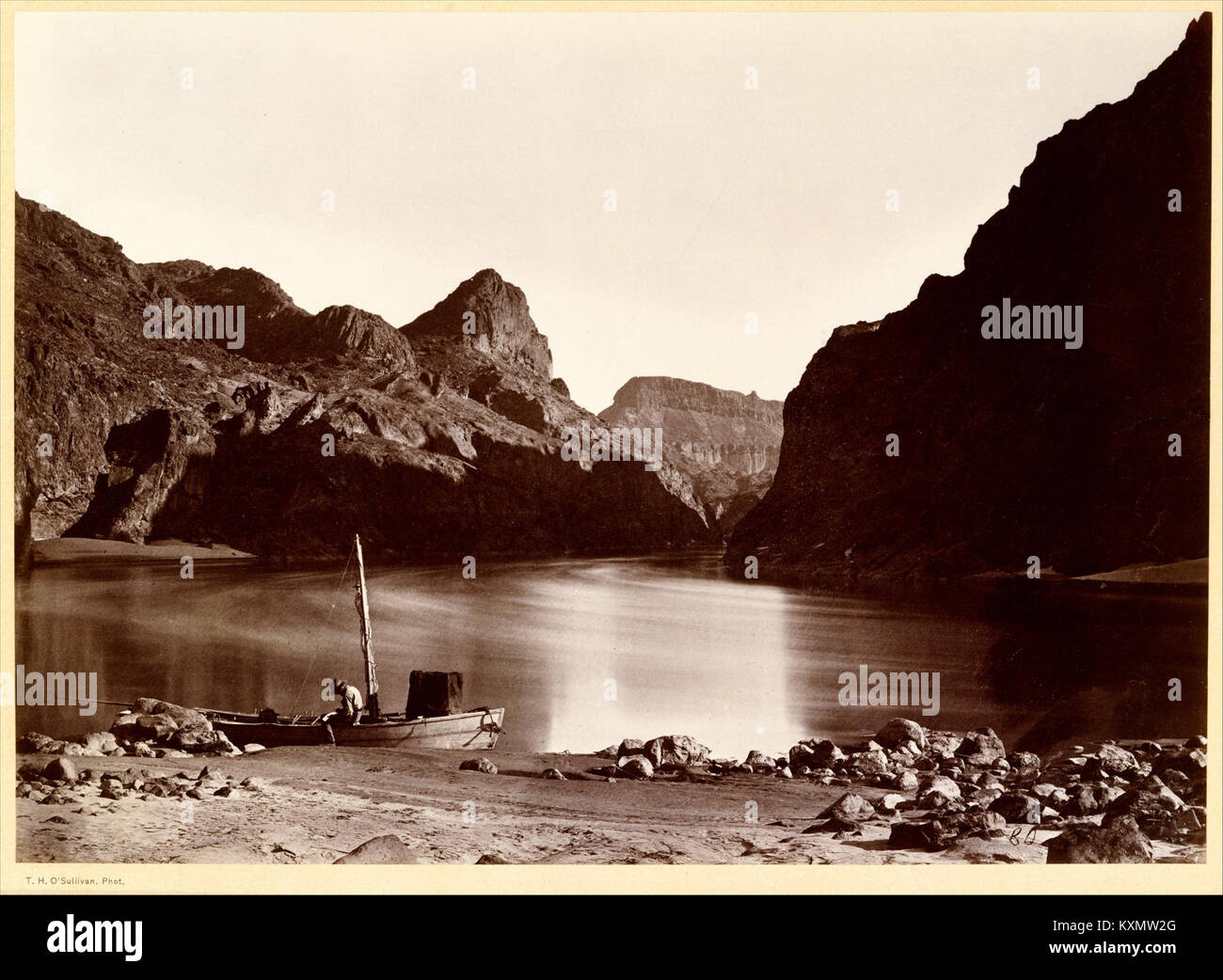 Cette photographie montre la vue depuis le camp 8 dans le Black Canyon, mettant en évidence le terrain escarpé et les caractéristiques géologiques spectaculaires de la région. Il offre une perspective de l’immensité et du paysage accidenté du canyon. Banque D'Images