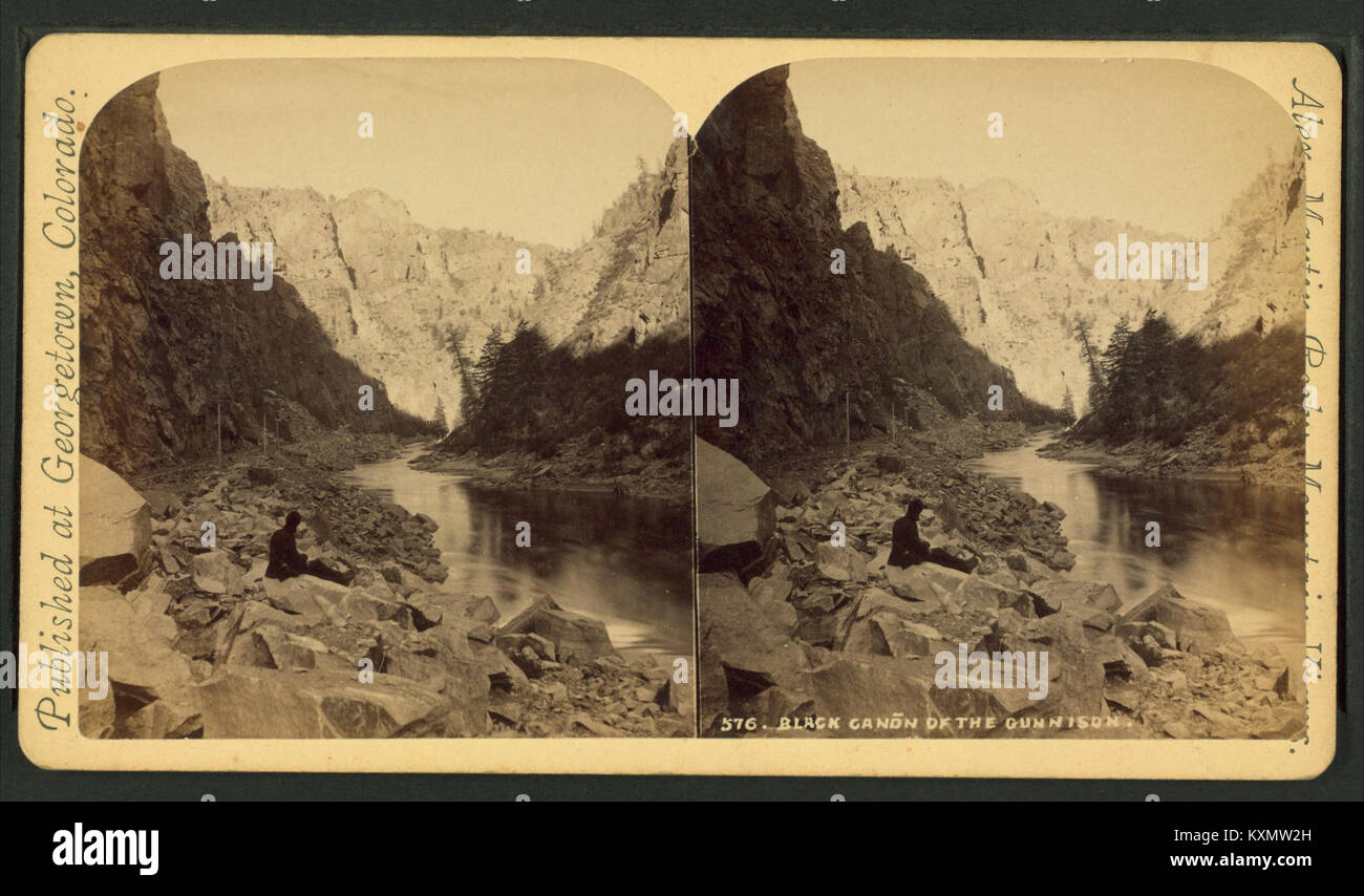 Cette photographie du début du XXe siècle réalisée par Alexander Martin capture le Black Canyon du Gunnison dans le Colorado, aux États-Unis. Connu pour ses falaises abruptes et ses gorges profondes, le paysage met en valeur la beauté naturelle de la région. Banque D'Images