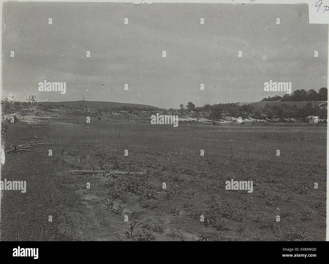 Cette image historique de juillet 1915 capture une vue d'une position à 240 mètres au-dessus de la colline et à 210 mètres à l'ouest de la ville de Mosty, offrant une perspective panoramique de la région pendant la première Guerre mondiale Banque D'Images
