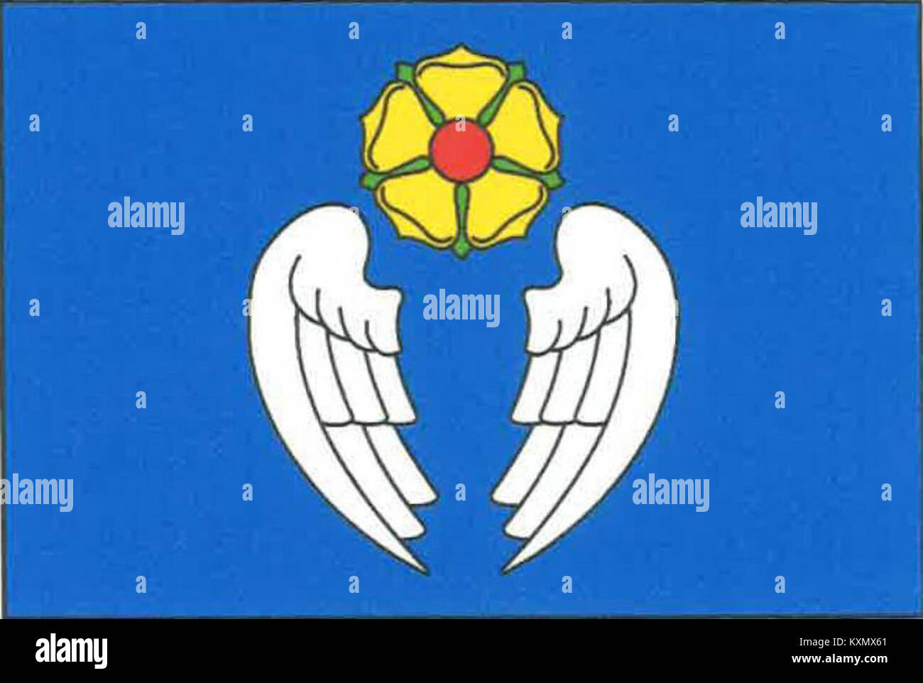 Le drapeau de Bořetín, un village du district de Jindřichův Hradec en République tchèque, se compose de trois bandes horizontales : bleu, jaune et bleu, dans un rapport de 1 :6 :1. Dans la bande jaune, deux ours noirs avec armure bleue et langues sont représentés tenant une gonfalon rouge avec un nénuphar blanc et une croix jaune. Banque D'Images