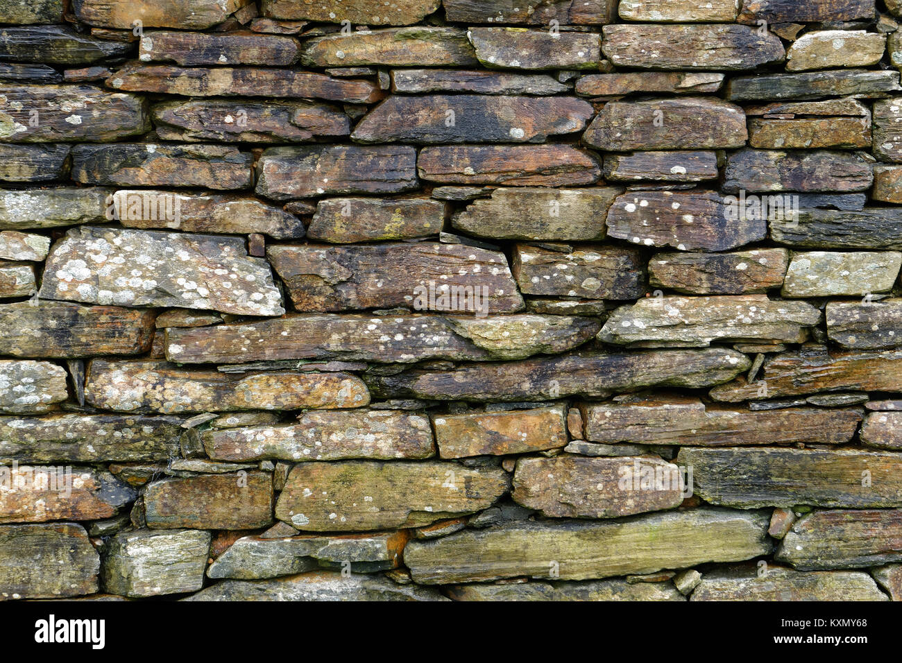 Couches de pierres naturelles forment un mur de pierre 'dry', un mode de construction traditionnel utilisant l'emboîtement des briques tenus ensemble par pression plutôt tha Banque D'Images