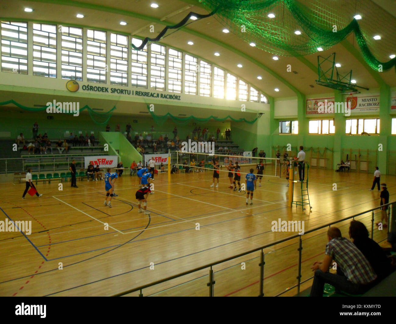 Le match AZS Rafako vs SMS II Spala qui se tient le 1er octobre 2011 fait partie d’un événement sportif entre deux équipes. Le jeu représente un moment important dans la ligue sportive locale, mettant en valeur la dynamique de l'équipe et la performance athlétique. Banque D'Images