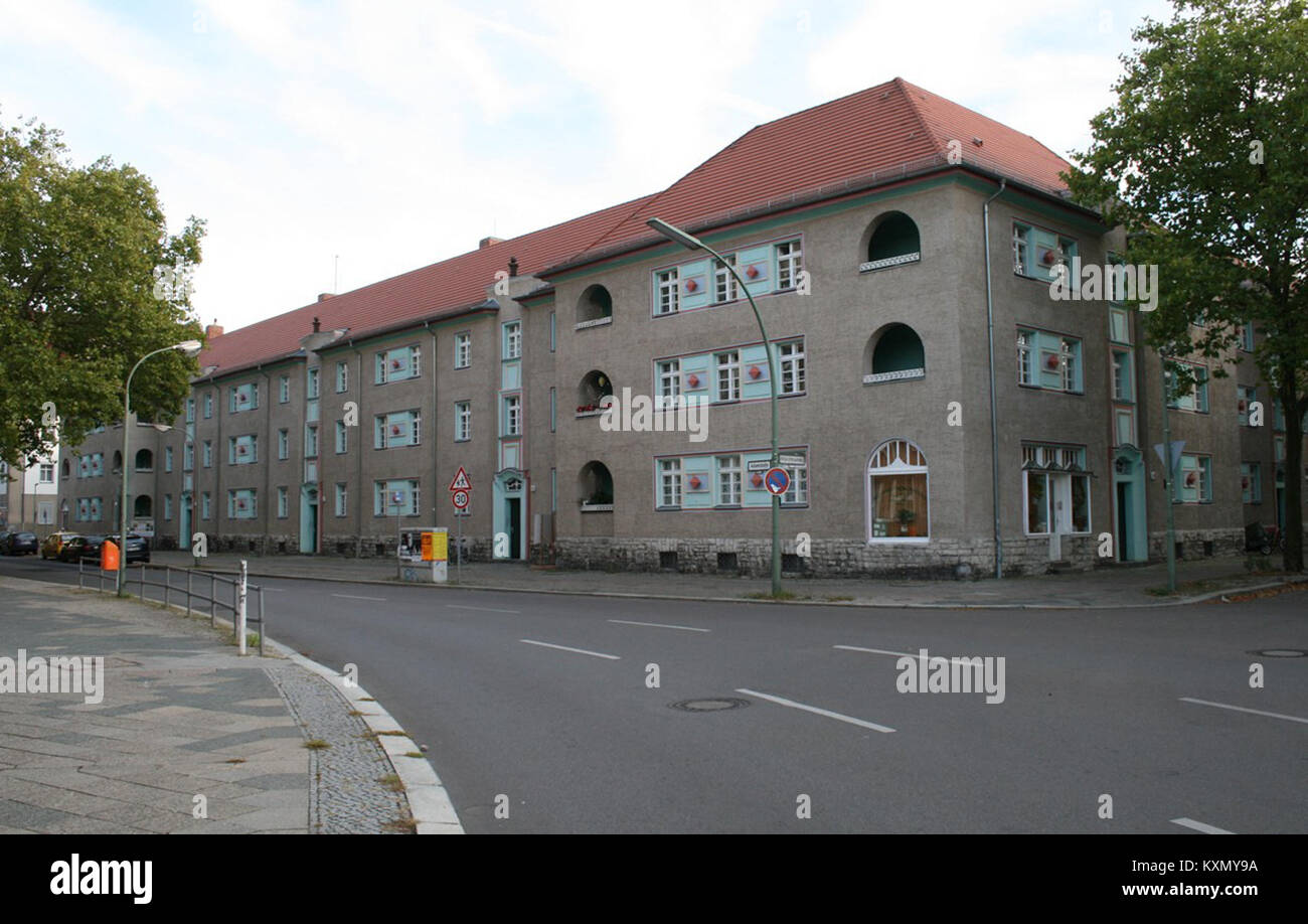 Adamstraße à Berlin-Spandau, en Allemagne, est une zone urbaine connue pour son contexte historique et architectural dans le quartier de Spandau. Banque D'Images