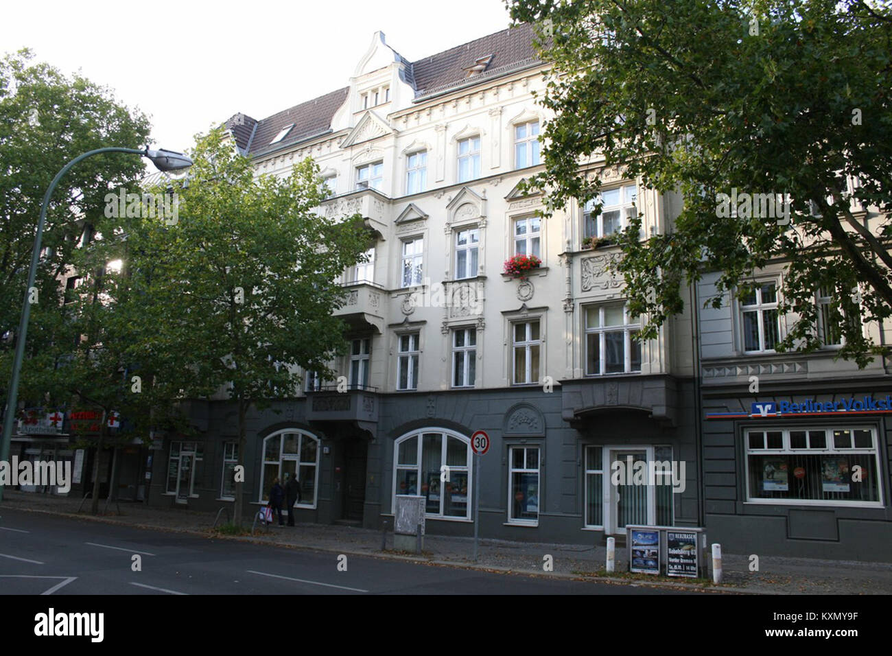Photographie de l'Adamstrasse 2 à Berlin-Spandau, Allemagne, montrant une vue sur la rue, l'architecture du bâtiment et les environs urbains. Banque D'Images