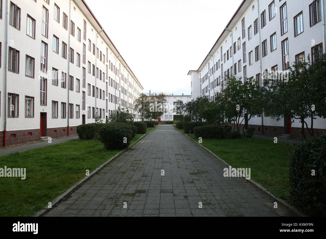 Une vue de la rue de Betckestraße 5-8D à Berlin-Spandau montrant les bâtiments résidentiels et commerciaux dans le quartier. Banque D'Images