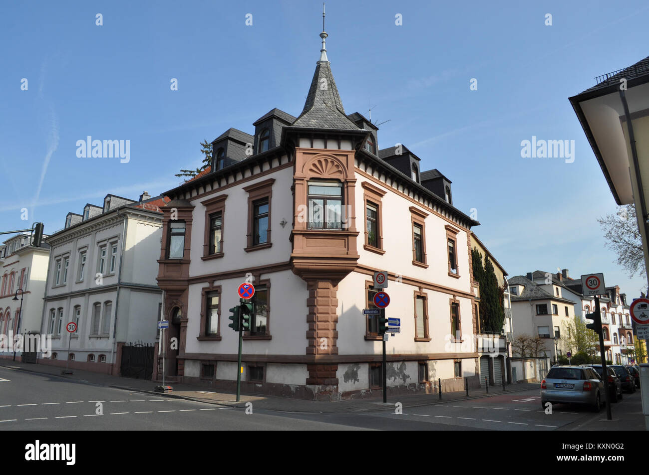 Höhestraße 2 à Bad Homburg, en Allemagne, est un bâtiment résidentiel. La structure fait partie du paysage urbain local et contribue au caractère architectural de la région. Banque D'Images