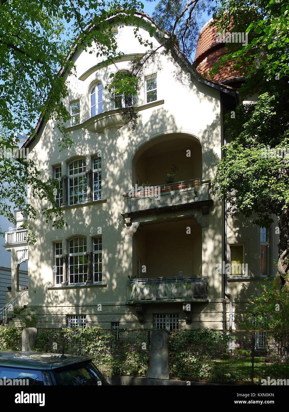 Lassenstraße 22 est un bâtiment situé dans le quartier Grunewald de Berlin, en Allemagne. La structure est réputée pour sa conception architecturale et son intégration dans l'environnement urbain local. Banque D'Images