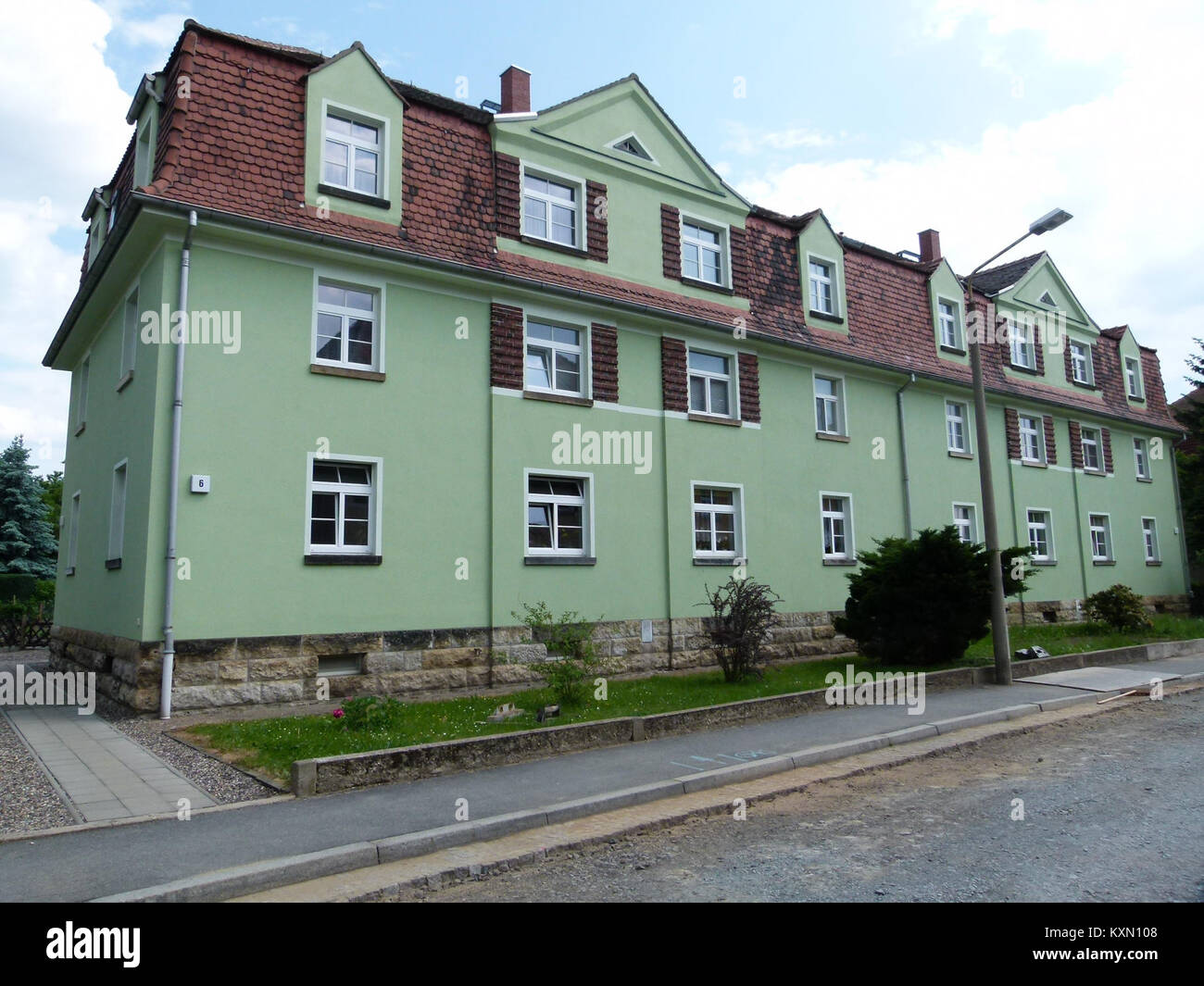 Cette photographie représente un bâtiment protégé situé à August-Bebel-Straße 4-6 dans le quartier Copitz de Pirna, en Saxe, en Allemagne. La structure est reconnue pour son importance historique et sa valeur architecturale. Banque D'Images