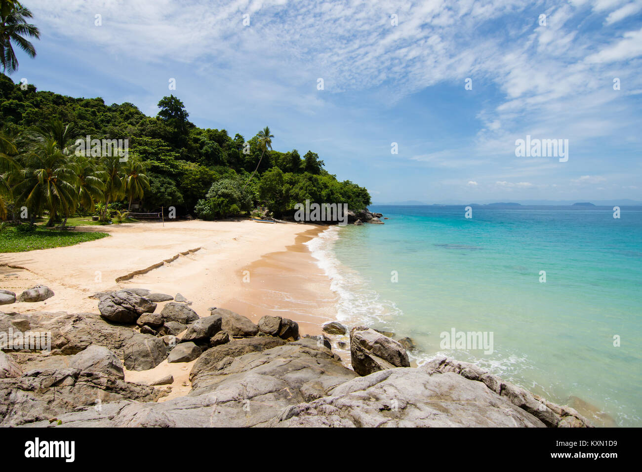 Des vagues de lumière turquoise idilic mer rencontre petit abri de plage de sable doré sur une île paradisiaque. îles perhentian, Malaisie. Banque D'Images