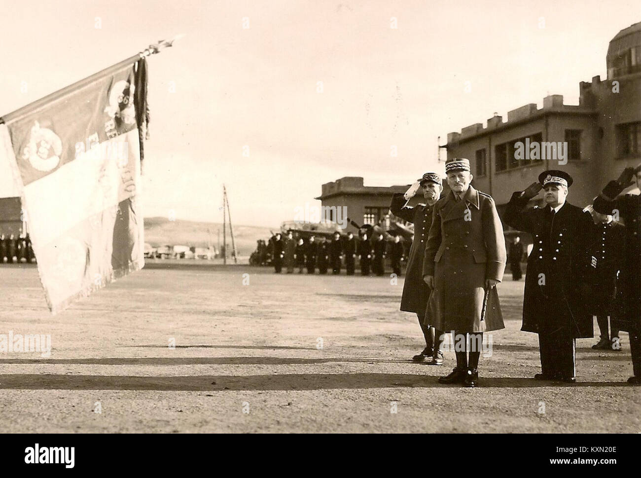 Cette photographie montre une inspection militaire à Sétif, en Algérie, mettant en vedette l'exposition de couleurs nationales lors d'une cérémonie historique. L'image reflète l'importance des traditions militaires et de la fierté nationale en Algérie. Banque D'Images