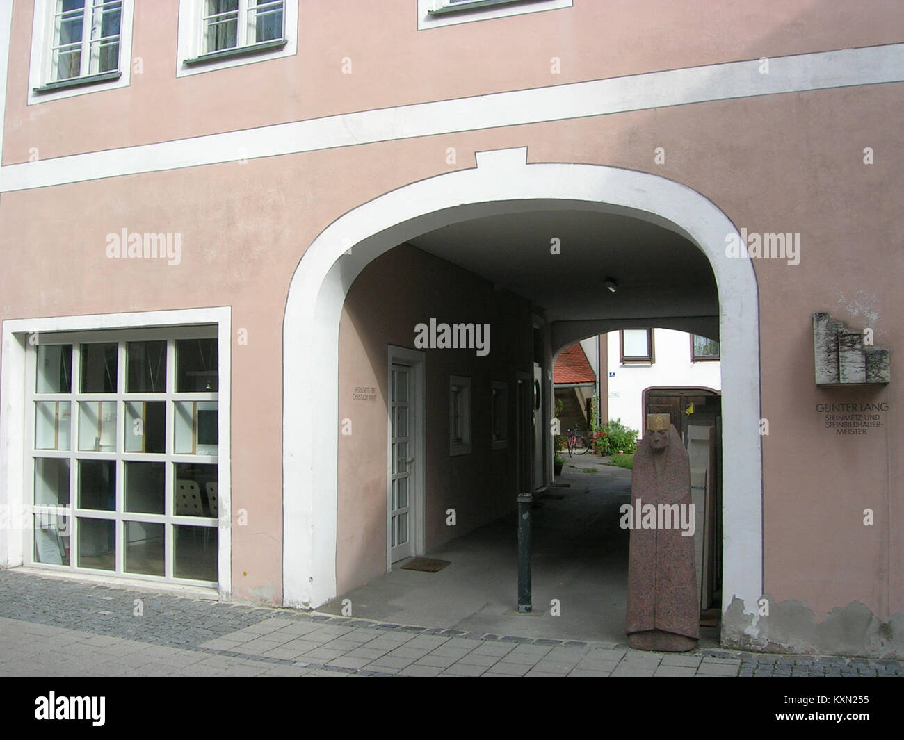 Passage dans la cour à Am Salzstadel 2 à Eichstätt, Allemagne, montrant les bâtiments historiques et les caractéristiques architecturales de la propriété Banque D'Images