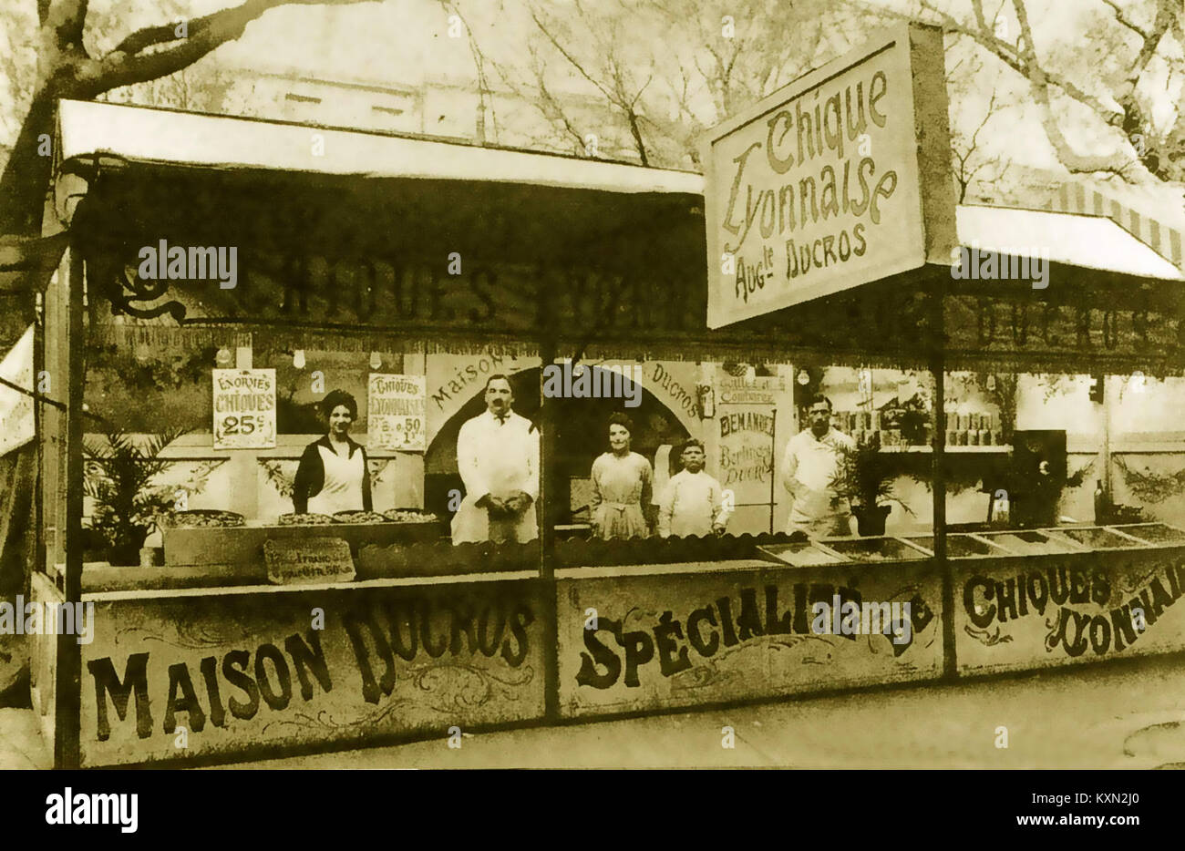 La baraque foraine à la Foire Saint-André à Avignon, France, était une attraction traditionnelle de foire. Situé dans le sud de la France, il reflète le patrimoine culturel des foires et festivals français. Banque D'Images