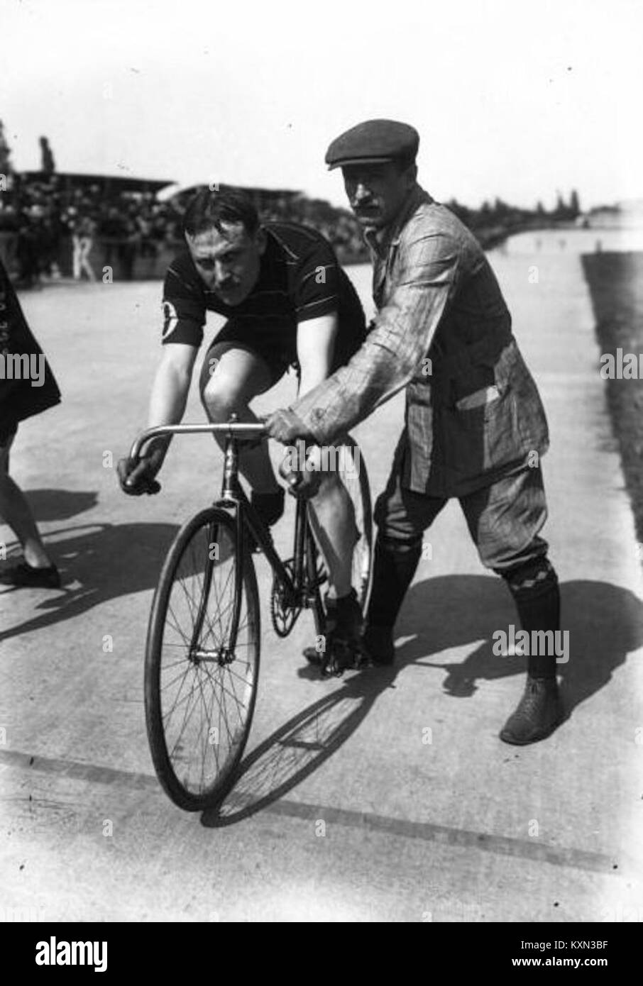 André Auffray, artiste du début du XXe siècle, a créé des peintures reflétant le style contemporain et les influences artistiques, contribuant ainsi à l'histoire de l'art. Banque D'Images