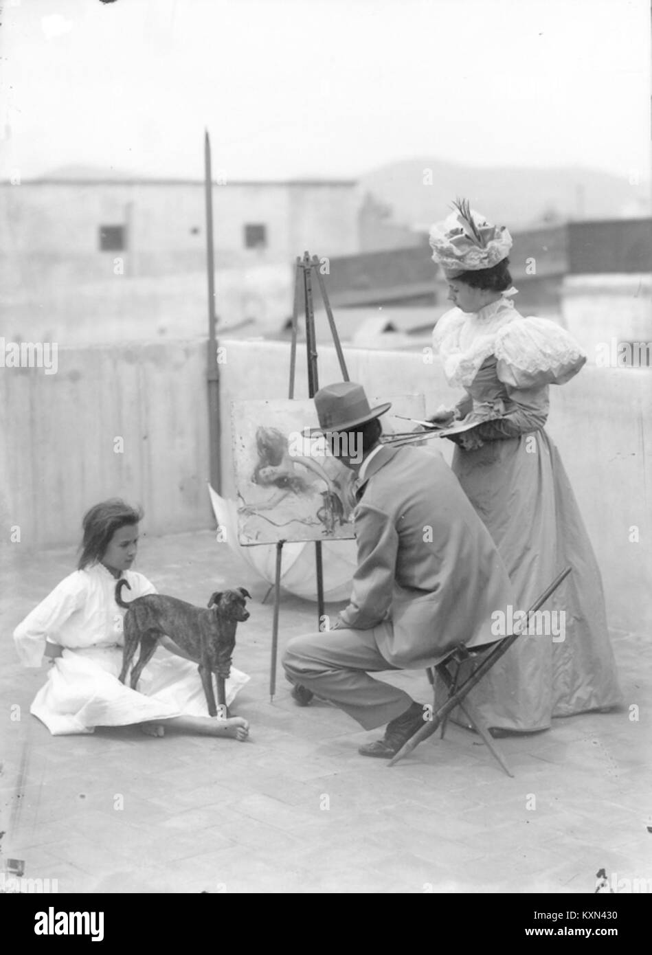 Photographie de Baldomer Gili Roig peignant sur une terrasse, montrant l'artiste au travail dans un cadre extérieur. Banque D'Images