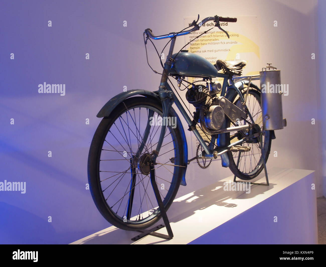 La Science and maritime House en Suède présente un gazéificateur à bois du XXe siècle, mettant en lumière les innovations historiques en matière de technologie énergétique et d'ingénierie. Banque D'Images