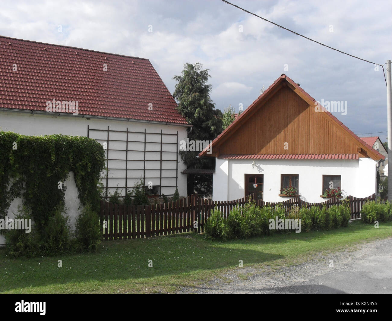 Cette image montre Babín, un quartier de Horažďovice en République tchèque, mettant en valeur son architecture résidentielle et son aménagement urbain. Banque D'Images