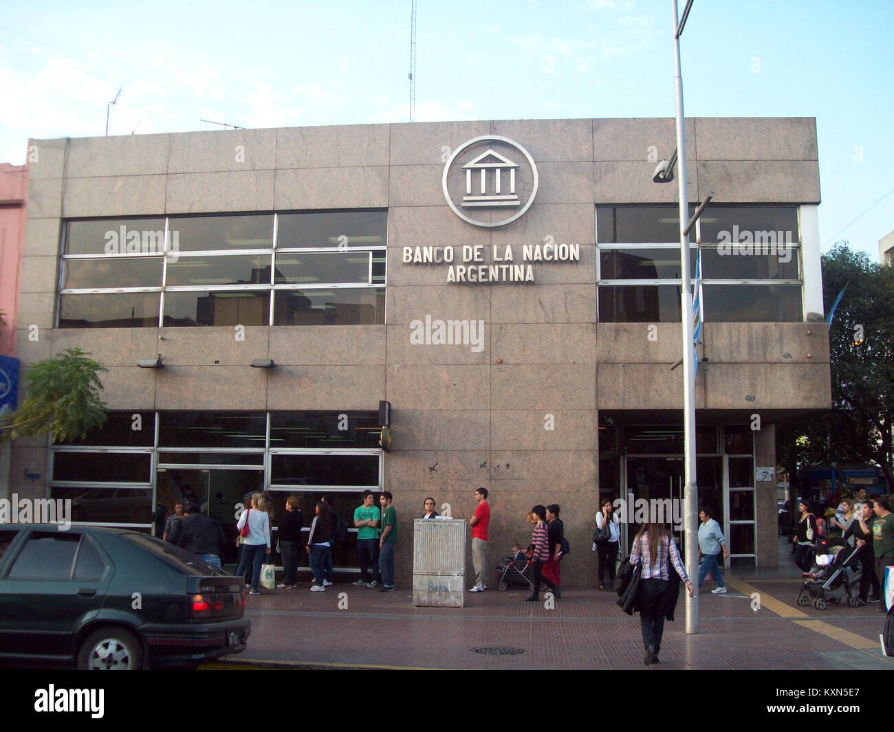 Banco de la Nación Argentina, situé au 1576 Muñoz à San Miguel, province de Buenos Aires, est une succursale de la plus grande banque publique du pays. En février 2025, le gouvernement argentin convertit la banque en société anonyme afin de moderniser ses opérations. Banque D'Images