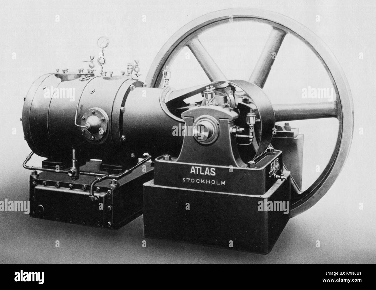 Compresseur Atlas stationnaire de 1904, machines industrielles utilisées pour comprimer l'air, montrant les composants métalliques, les leviers et la conception mécanique. Banque D'Images