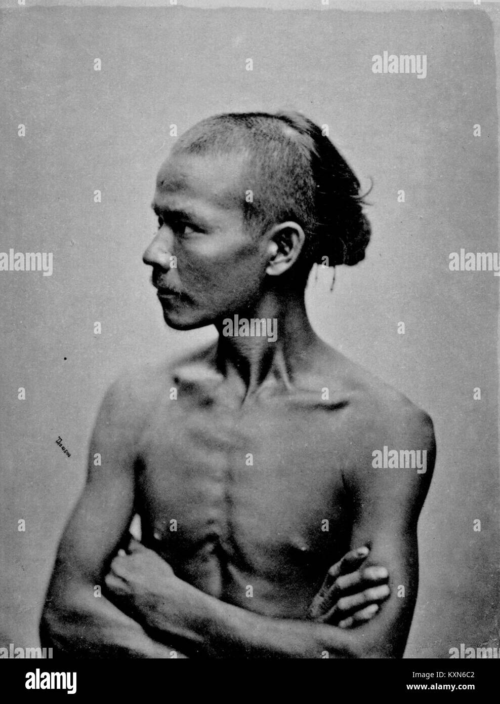 Photographie d'un homme adulte, montrant son apparence physique, sa posture et sa tenue vestimentaire dans un cadre neutre. Banque D'Images