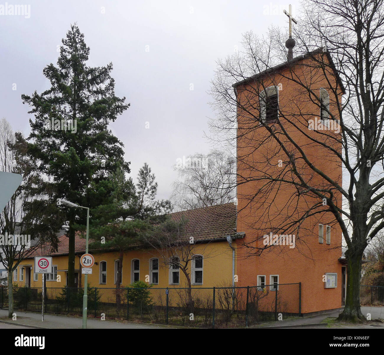 Vue latérale de l'église Apostel-Andreas à Märkisches Viertel, montrant son architecture extérieure, ses murs, ses fenêtres et sa structure de toit. Banque D'Images
