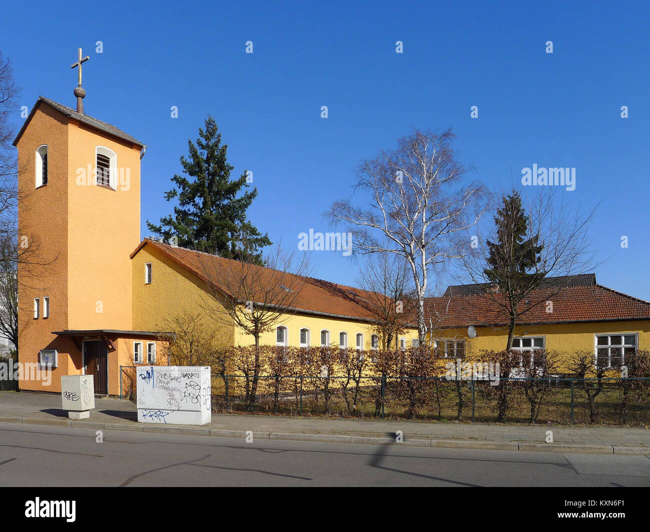 L'église Apostel-Andreas-Kirche, située à Berlin, Märkisches Viertel, est une église protestante alliant architecture moderne et design ecclésiastique traditionnel. Banque D'Images