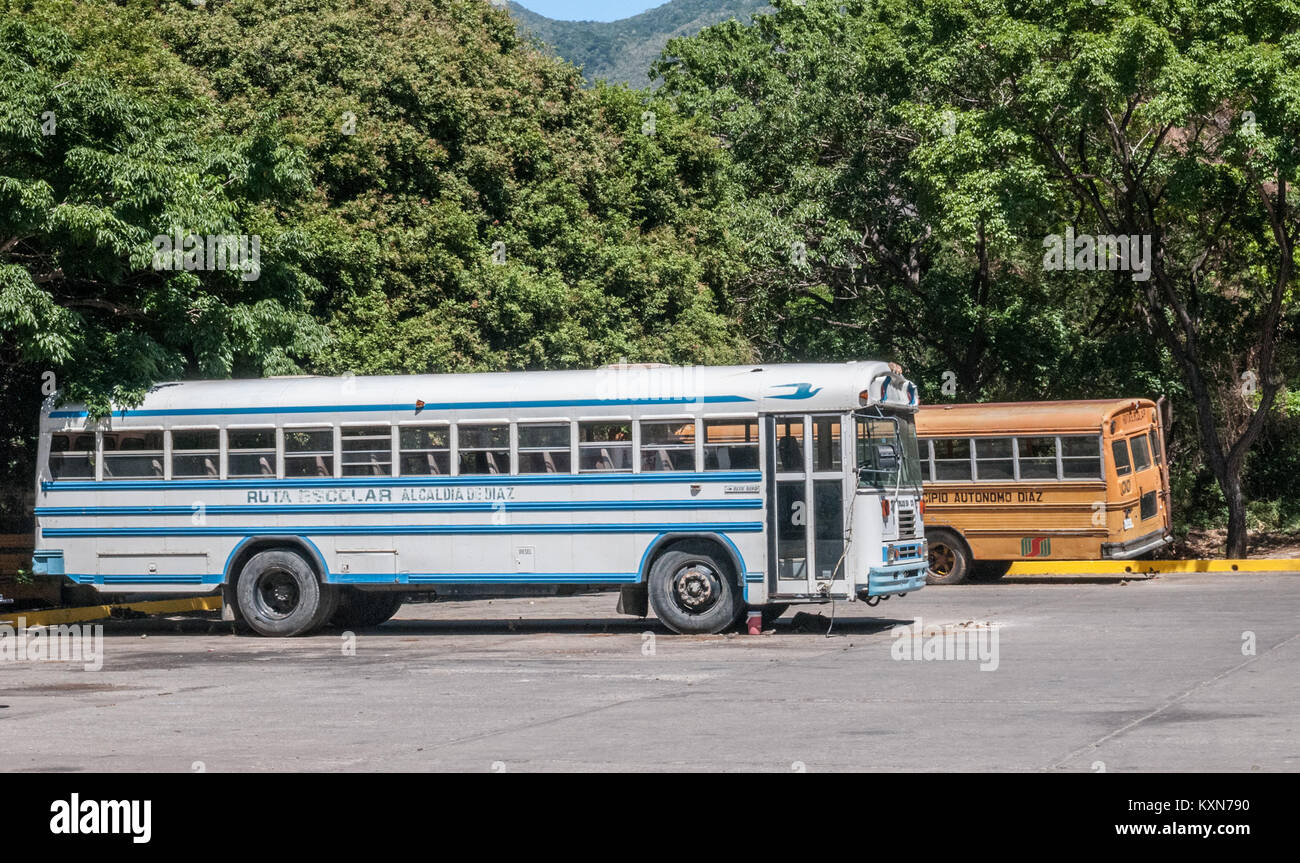 Autobuses aparcados en el estacionamiento del Centro Cívico de San Juan Bautísta Banque D'Images