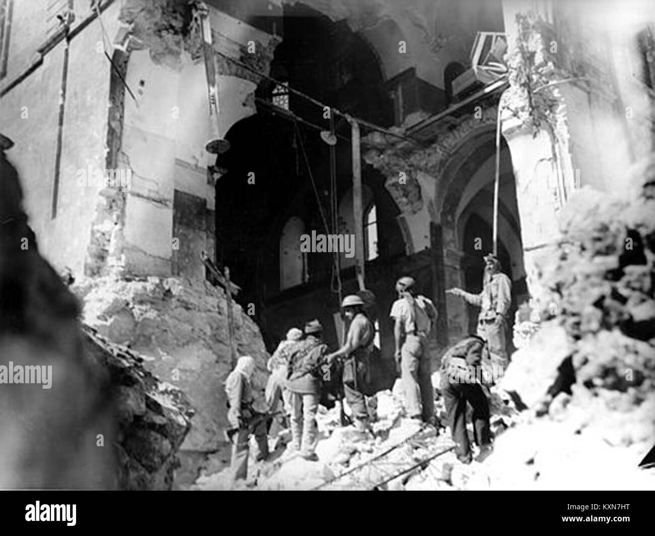 La présence de la Légion arabe à la synagogue Tiferet Yisrael le 21 mai 1948 montre les forces militaires, le site religieux et le contexte historique du conflit israélo-arabe de 1948. Banque D'Images