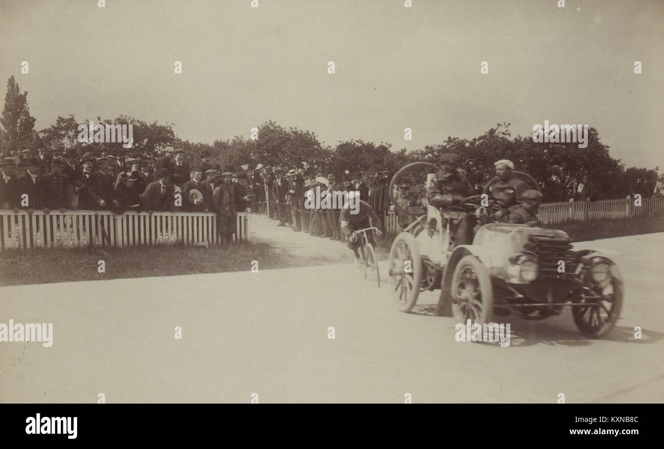 Une photographie historique de 1899 montrant la course entre Bordeaux et Paris, avec Josef Fischer à la deuxième place, derrière Fernand Charron. Banque D'Images