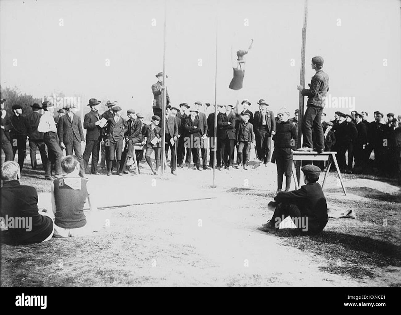 Photographie de garçons participant à un événement d'athlétisme au YMCA Park à Washington le 6 mai 1906, montrant des activités sportives, des vêtements et des loisirs en plein air. Banque D'Images