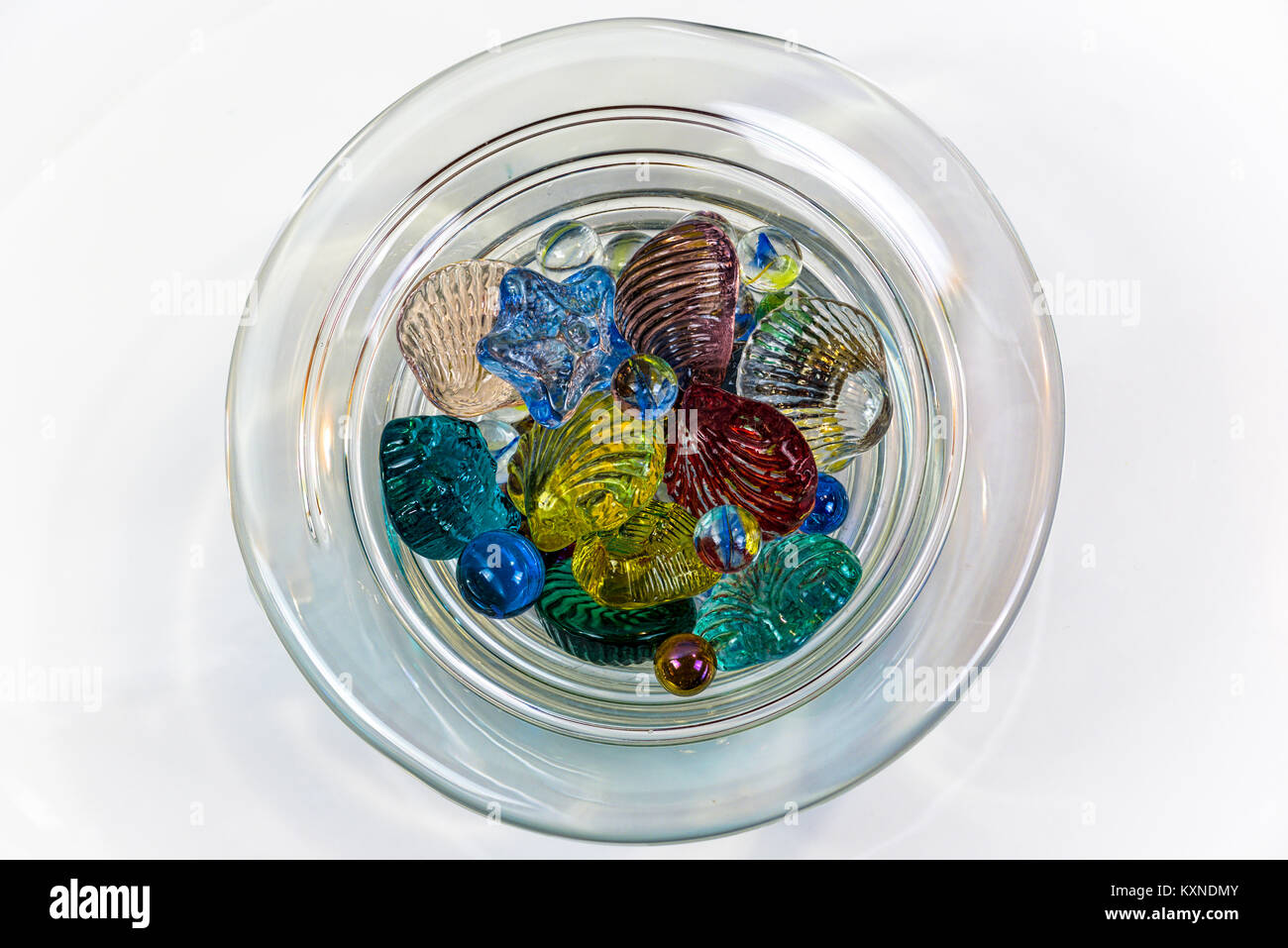 Ornements de coquillages colorés faits de verre isolé sur fond blanc Banque D'Images