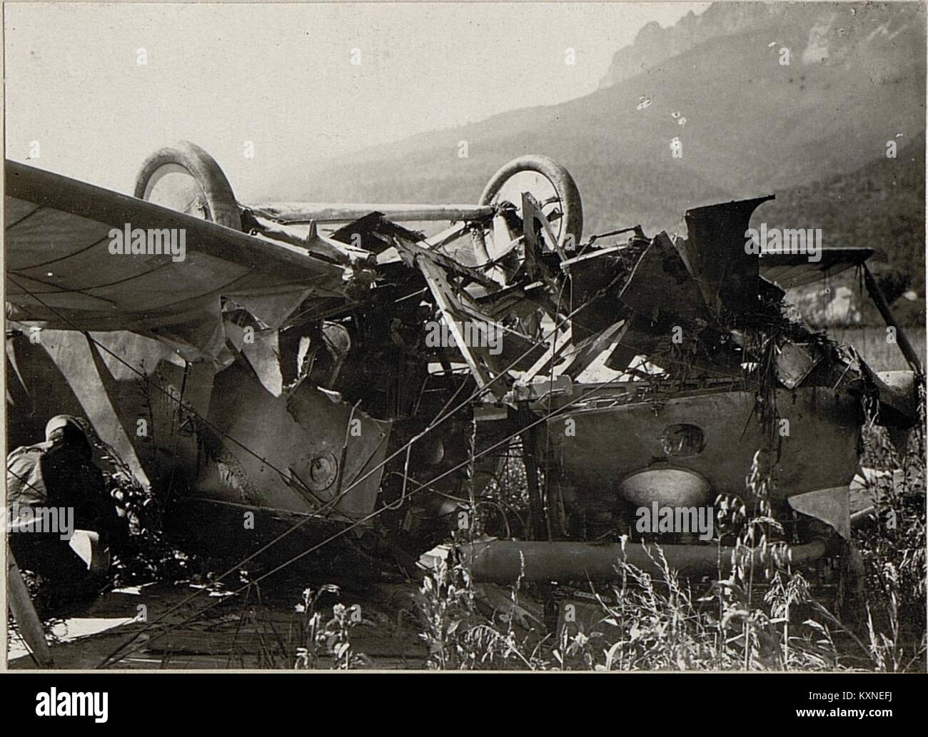 Une photographie montrant un avion qui s'est écrasé à l'atterrissage à Pergine, en Italie, documentant l'accident et la structure endommagée de l'avion. Banque D'Images