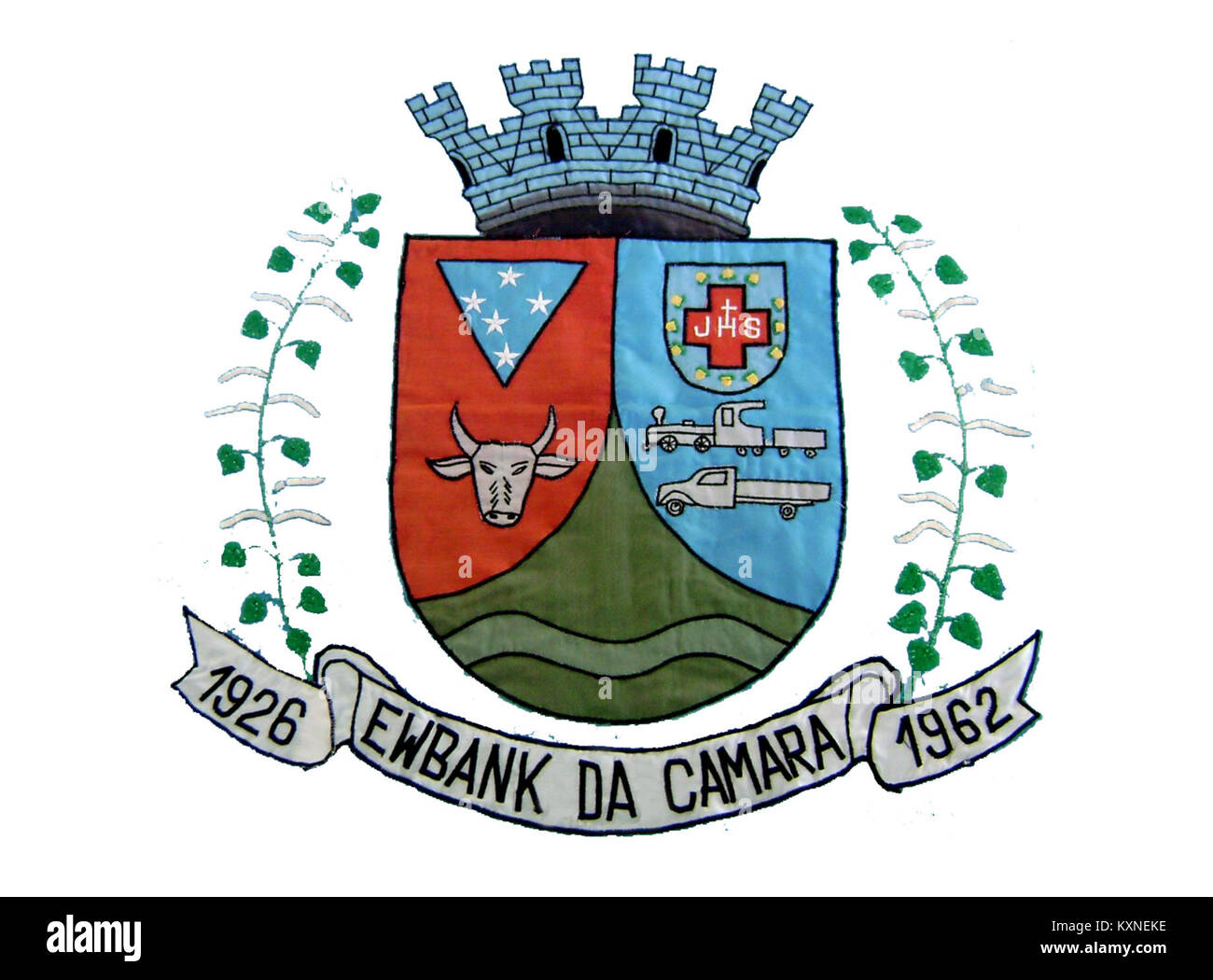 Brasão Ewbank original est un emblème héraldique représentant la municipalité d'Ewbank da Câmara, au Brésil, avec des symboles d'importance et d'identité locales. Banque D'Images