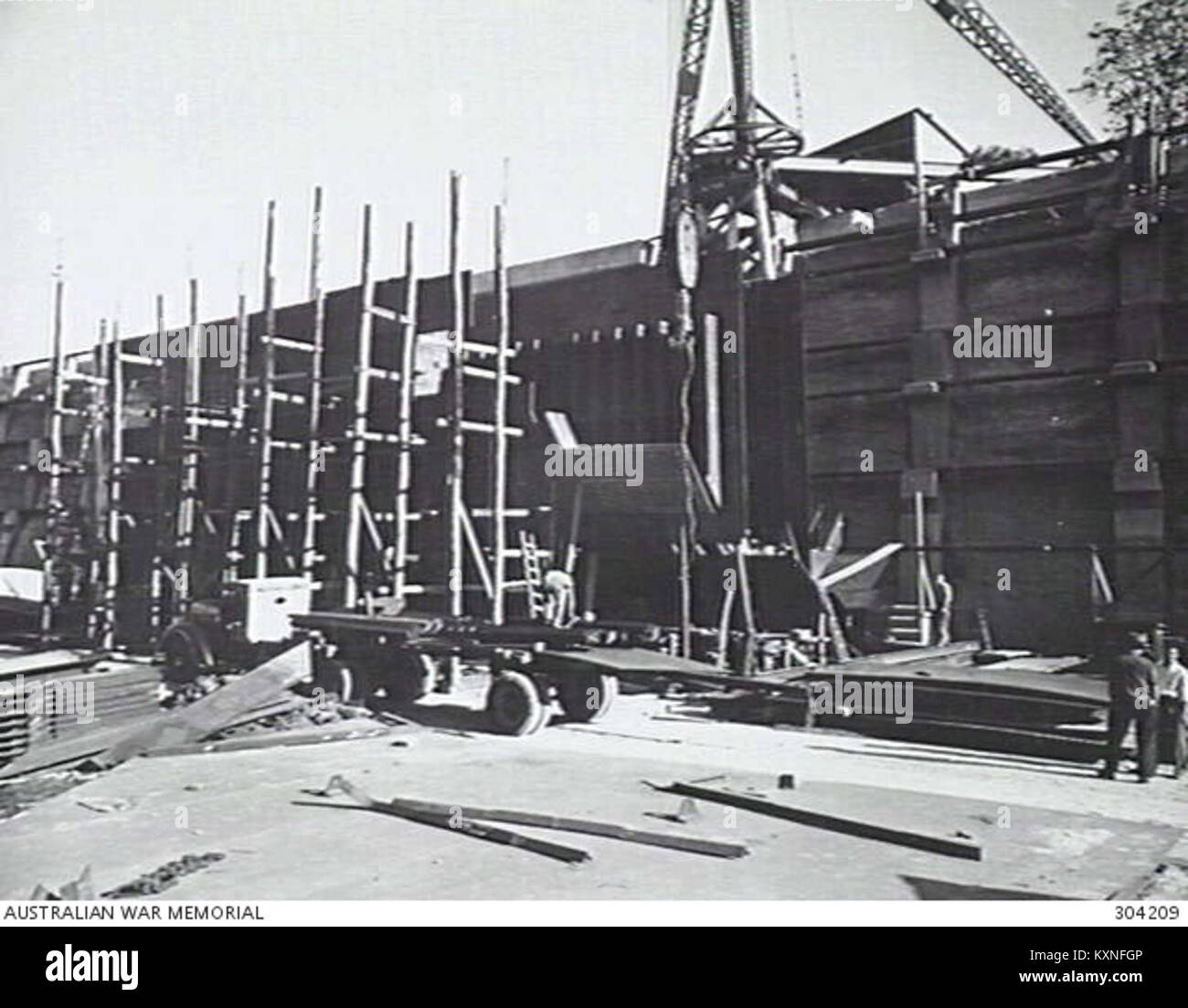 BRISBANE, Queensland. C.1942. Le DOCK GATE EN CONSTRUCTION DANS LA CALE SÈCHE CAIRNCROSS inachevé. (COLLECTION HISTORIQUE DE LA MARINE) Banque D'Images