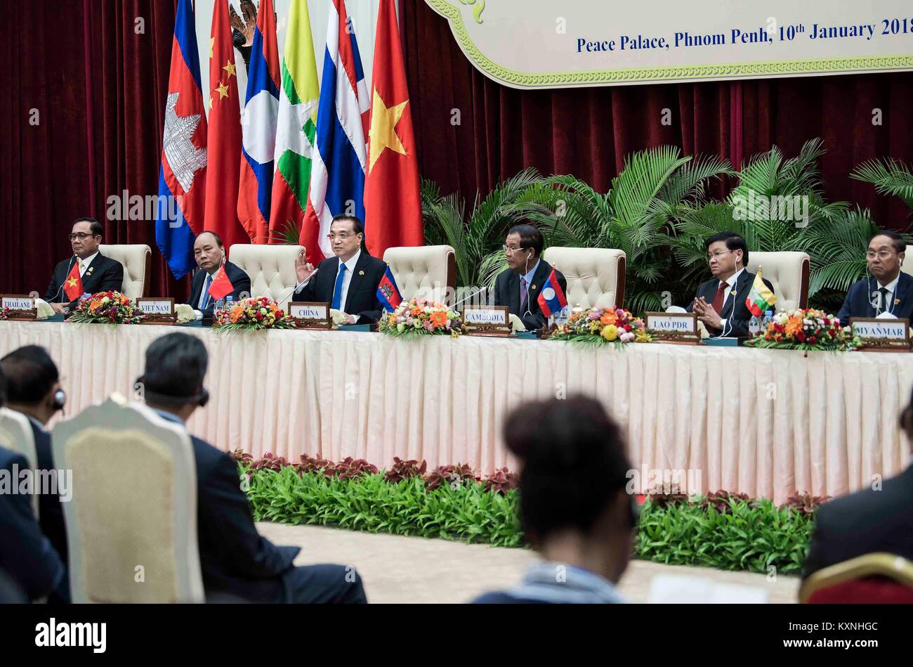 Phnom Penh, Cambodge. 10 janvier, 2018. Le Premier ministre chinois Li Keqiang, qui a co-présidé la deuxième Coopération Lancang-Mekong (LMC) avec la réunion des dirigeants de Premier ministre cambodgien Samdech Techo Hun Sen, prend la parole à une conférence de presse après la réunion à Phnom Penh, Cambodge, 10 janvier 2018. Li et Hun Sen, ainsi que le premier ministre laotien Thongloun Sisoulith, Premier Ministre thaïlandais Prayut Chan-o-cha, le Premier ministre vietnamien Nguyen Xuan Phuc et vice-président du Myanmar U Myint Swe conjointement rencontré la presse à l'issue de la réunion. Crédit : Li Tao/Xinhua/Alamy Live News Banque D'Images