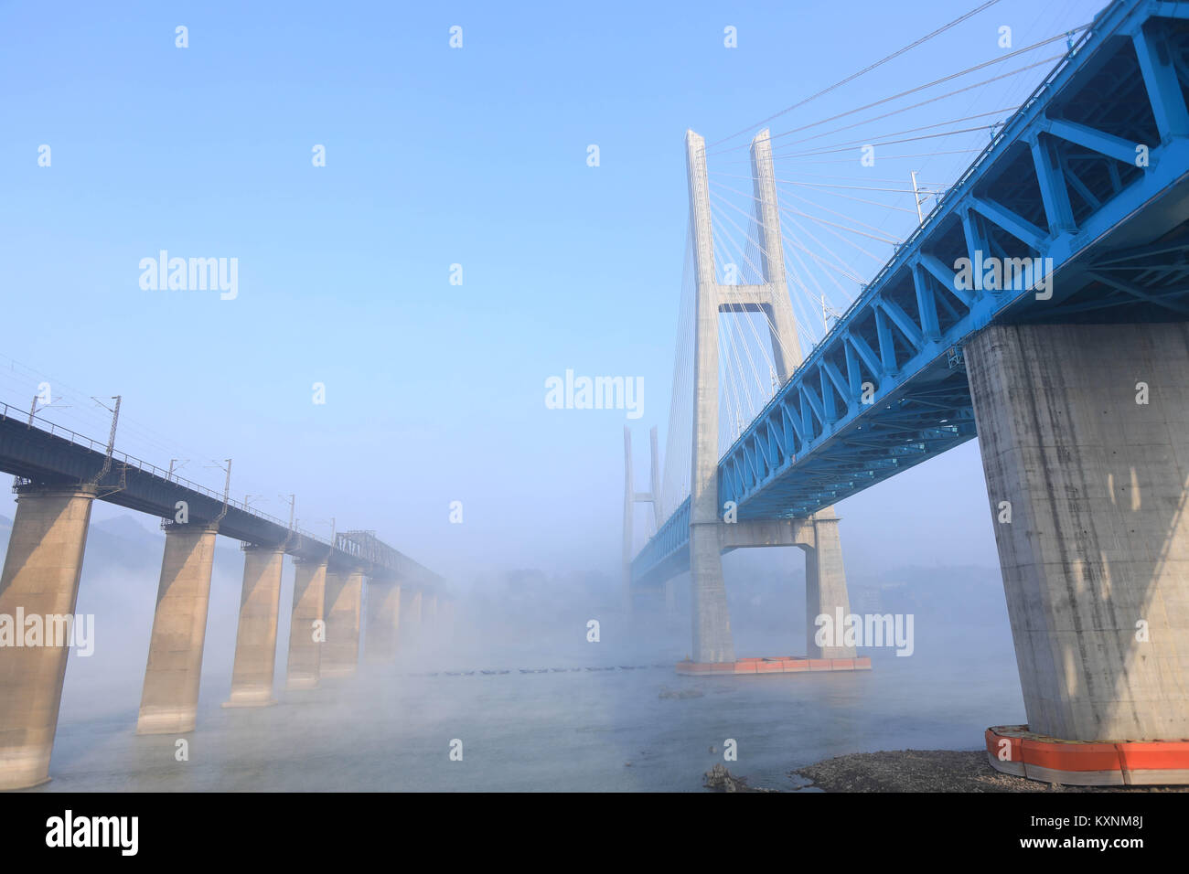 (180111) -- CHONGQING, 11 janvier 2018 (Xinhua) -- Le nouveau pont ferroviaire de la rivière Yangtze Baishatuo (R) est perçu avec l'ancien pont ferroviaire de la rivière Yangtze Baishatuo dans Jiangjin de sud-ouest de la Chine, la municipalité de Chongqing, le 9 janvier 2018. La construction du nouveau double decker à treillis en acier socle pont de chemin de fer a été terminé récemment. Il dispose de 4 pistes sur le pont supérieur pour les trains avec une vitesse de 200 mètres conçu par heure et 2 pistes sur le pont inférieur pour les trains de fret avec la vitesse conçue de 120 kilomètres par heure. La longueur totale du pont est de 5,32 kilomètres, dont Banque D'Images