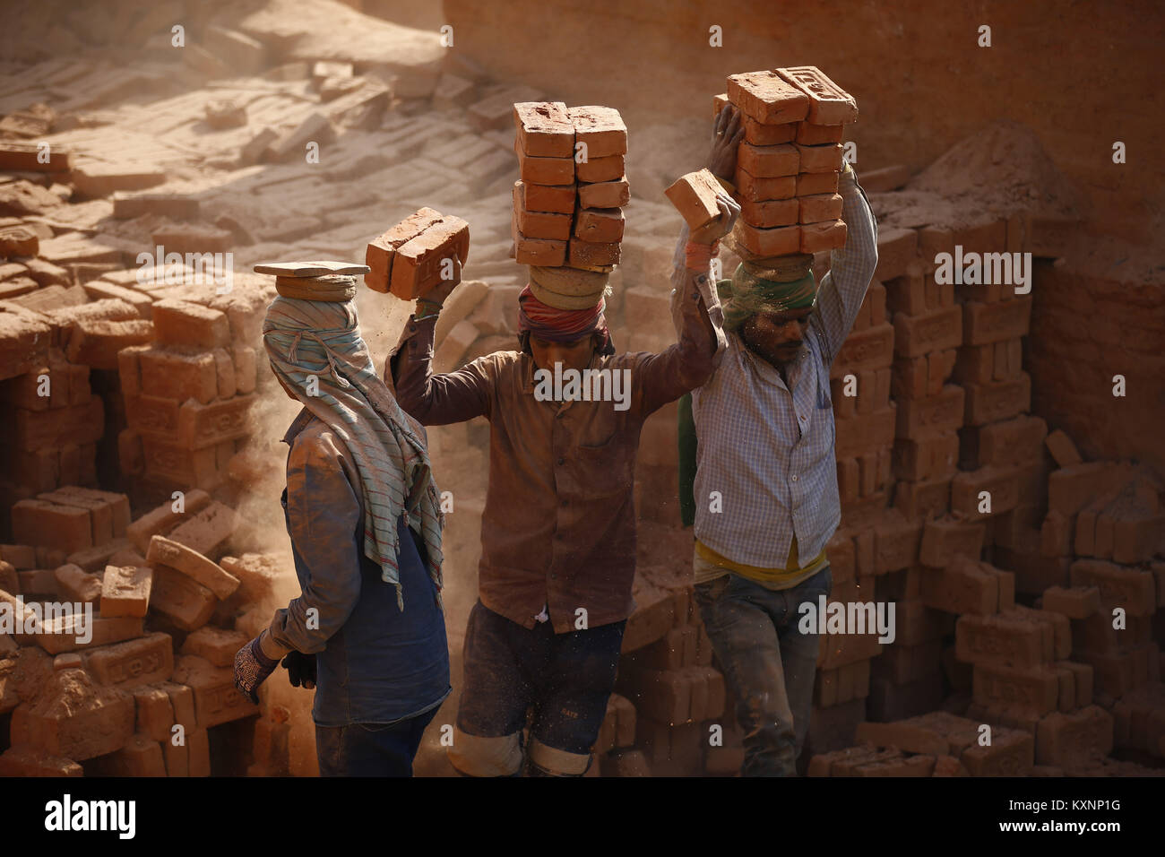 Bhaktapur, Népal. Jan 11, 2018. Les travailleurs migrants briques équilibre sur leurs têtes dans un four en briques à Bhaktapur, Népal le Jeudi, Janvier 11, 2018. Nepalese and Indian des travailleurs saisonniers arrivent durant la saison d'hiver à travailler à fours. Credit : Skanda Gautam/ZUMA/Alamy Fil Live News Banque D'Images