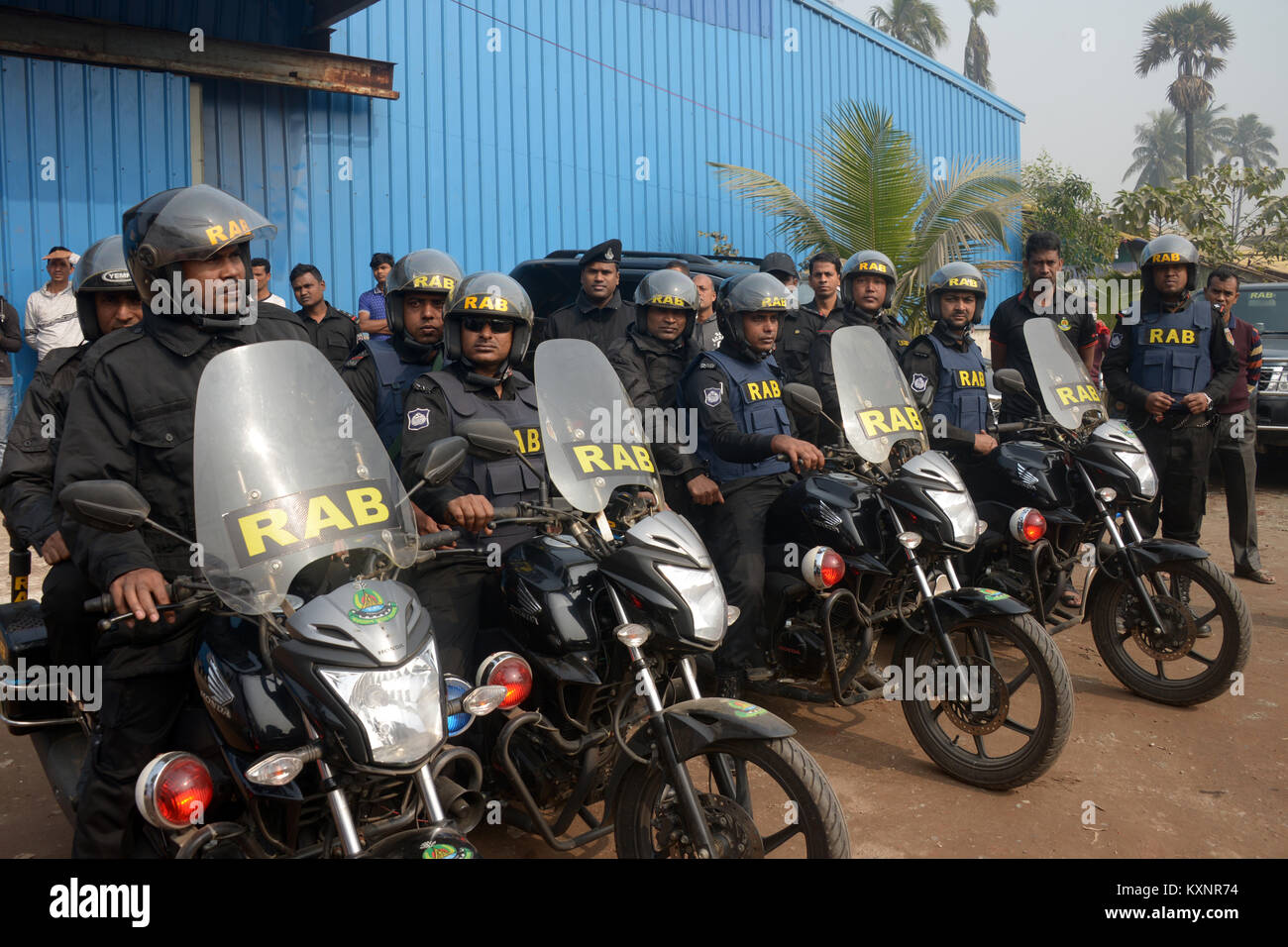 Dhaka, Bangladesh. Jan 11, 2018. Les membres de la force d'élite anti-criminalité bataillon d'action rapide (RAB) sont vues avant 'congrégation musulmane annuelle Biswa Ijtema' à Tongi, dans la banlieue de Dhaka, Bangladesh, le 11 janvier 2018. Credit : Salim Rza/Xinhua/Alamy Live News Banque D'Images