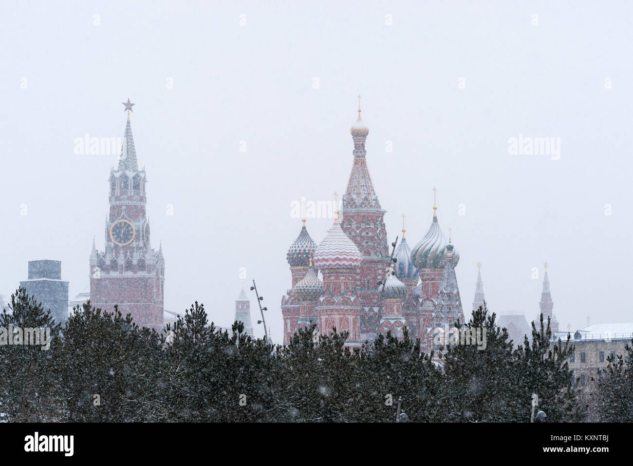 Météo russe, Moscou. Jeudi, 11 janvier 2018. Une légère à modérée à Moscou après des chutes de neige assez chaud et pratiquement snowless décembre et le premier tiers du mois de janvier. La température n'est pas inférieure à -4C (25F), nuages lourds. La tour Spassky le Kremlin de Moscou et la cathédrale Saint-Basile, vue du nouveau parc paysage Zaryadie sur un jour d'hiver enneigé. Crédit : Alex's Pictures/Alamy Live News Banque D'Images