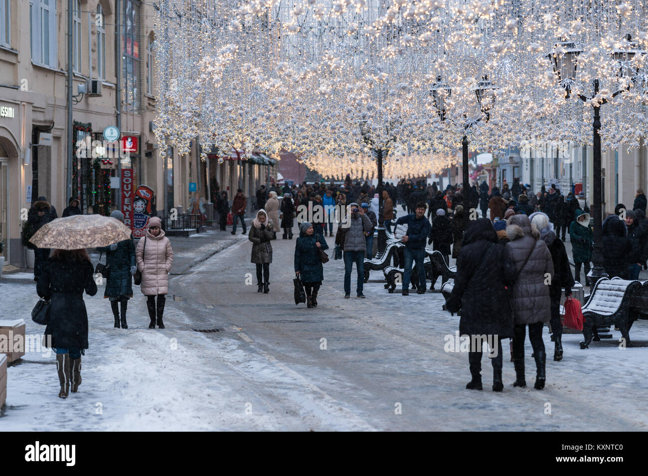 Météo russe, Moscou. Jeudi, 11 janvier 2018. Une légère à modérée à Moscou après des chutes de neige assez chaud et pratiquement snowless décembre et le premier tiers du mois de janvier. La température n'est pas inférieure à -4C (25F), nuages lourds. Des personnes non identifiées sur l'éclairé et décoré, rue Nikolskaïa. Crédit : Alex's Pictures/Alamy Live News Banque D'Images