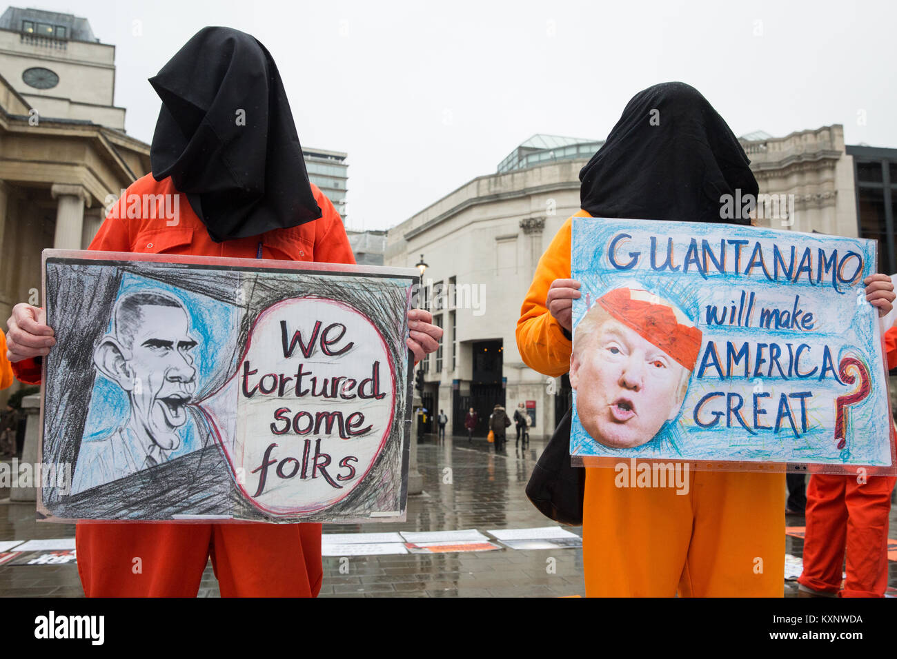 Londres, Royaume-Uni. 11 janvier, 2018. Des militants du la Campagne  Justice Guantanamo vêtus de combinaisons orange et noir capuchon tenir une  vigile à Trafalgar Square à demander la fermeture du camp de