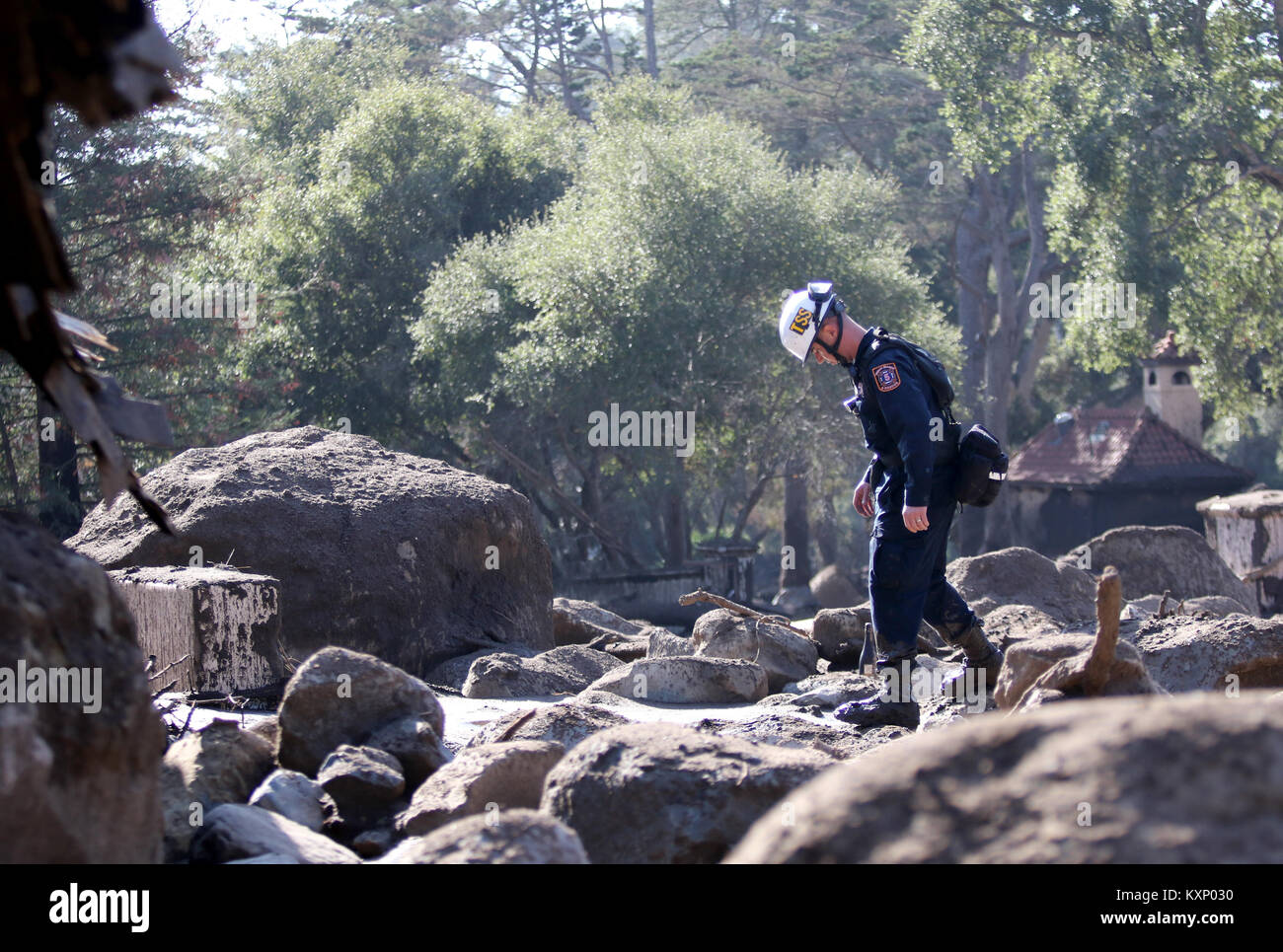 Montecito, Californie, USA. Jan 11, 2018. La recherche et le sauvetage de Fresno en Californie recherchez une maison qui a été détruit dans l'énorme coulée de Montecito, CA Le mercredi 11 janvier 2018. Crédit : Daniel Dreifuss/Alamy Live News Banque D'Images