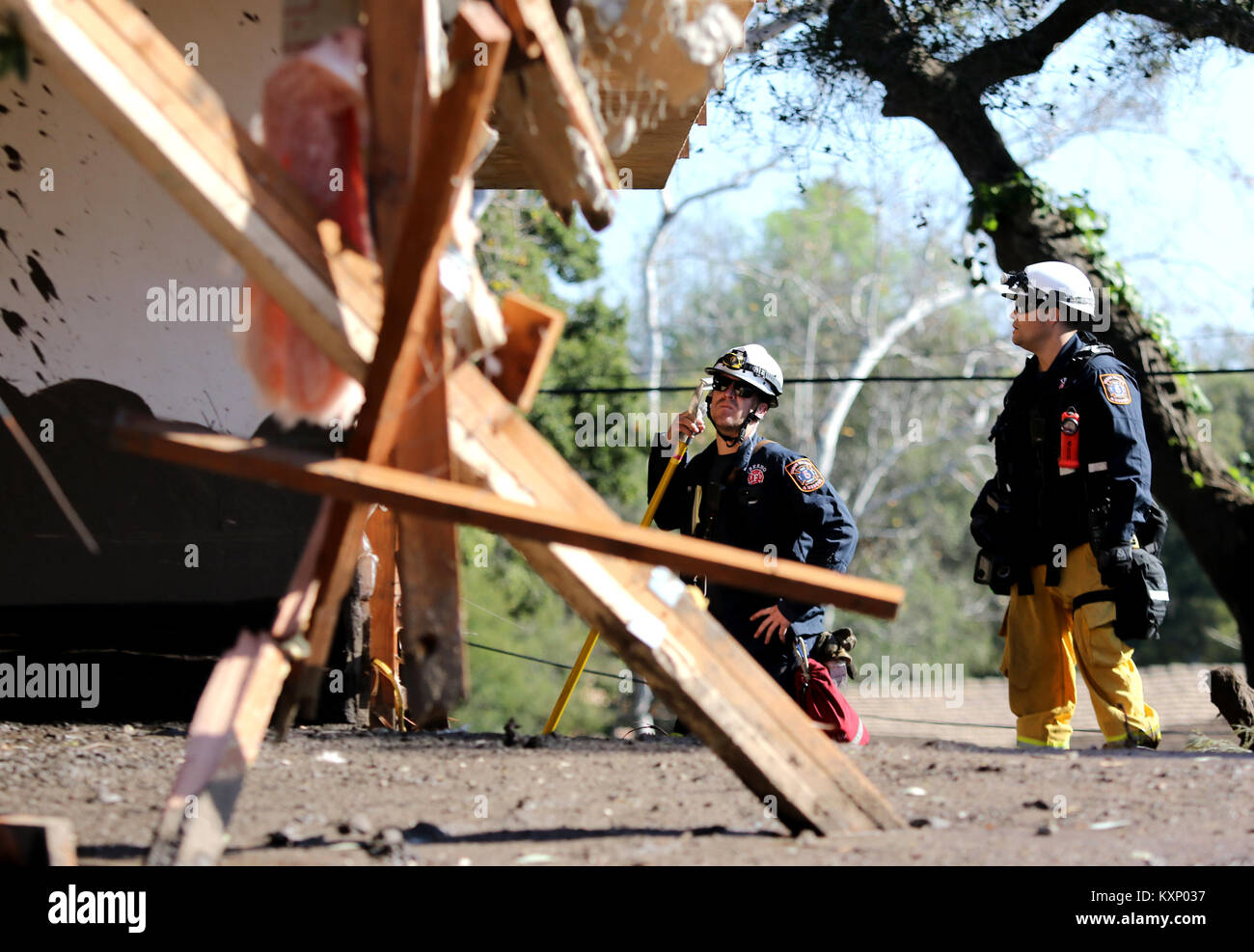 Montecito, Californie, USA. Jan 11, 2018. La recherche et le sauvetage de Fresno en Californie recherchez une maison qui a été détruit dans l'énorme coulée de Montecito, CA Le mercredi 11 janvier 2018. Crédit : Daniel Dreifuss/Alamy Live News Banque D'Images