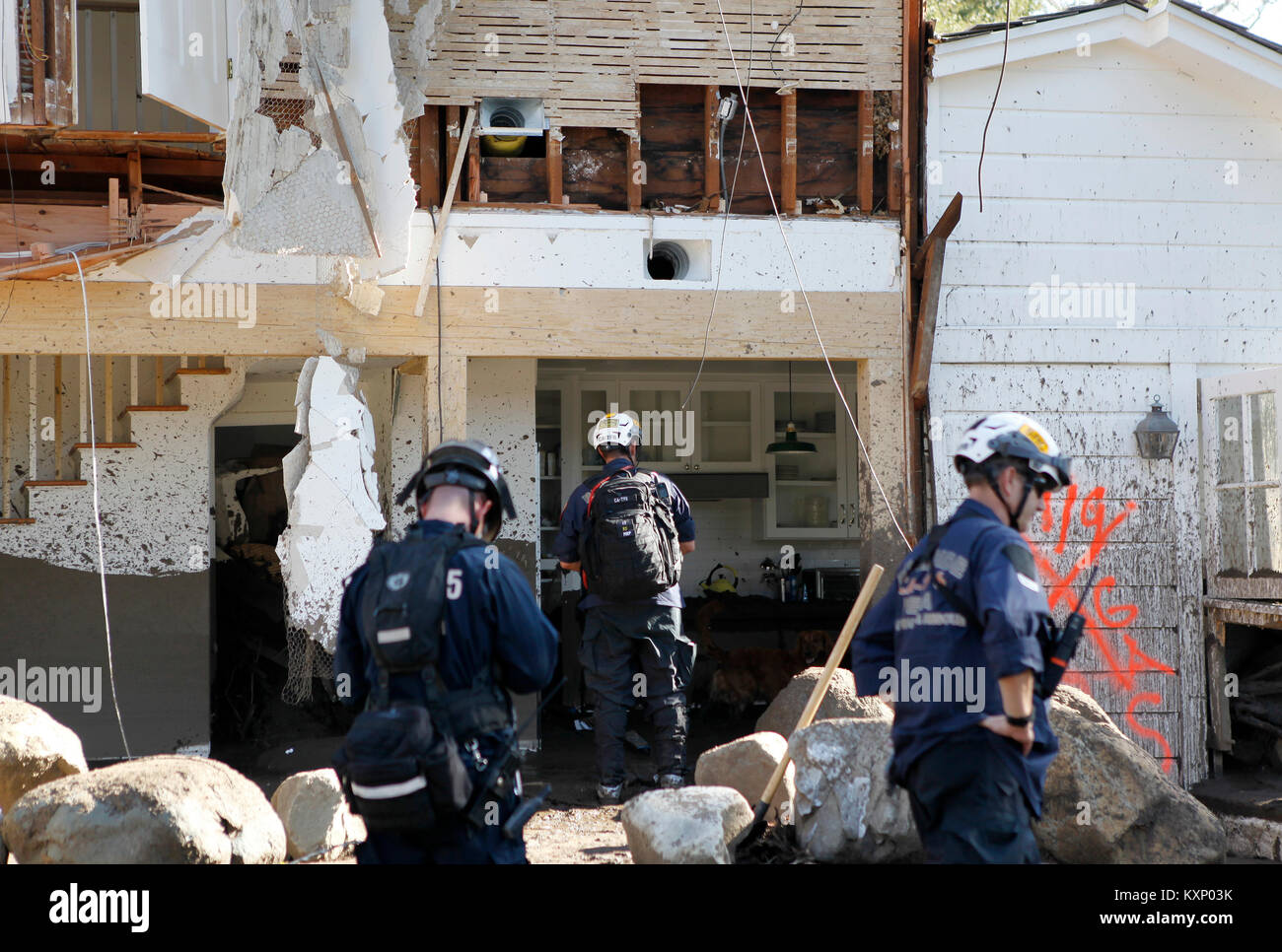 Montecito, Californie, USA. Jan 11, 2018. La recherche et le sauvetage de Fresno en Californie recherchez une maison qui a été détruit dans l'énorme coulée de Montecito, CA Le mercredi 11 janvier 2018. Crédit : Daniel Dreifuss/Alamy Live News Banque D'Images