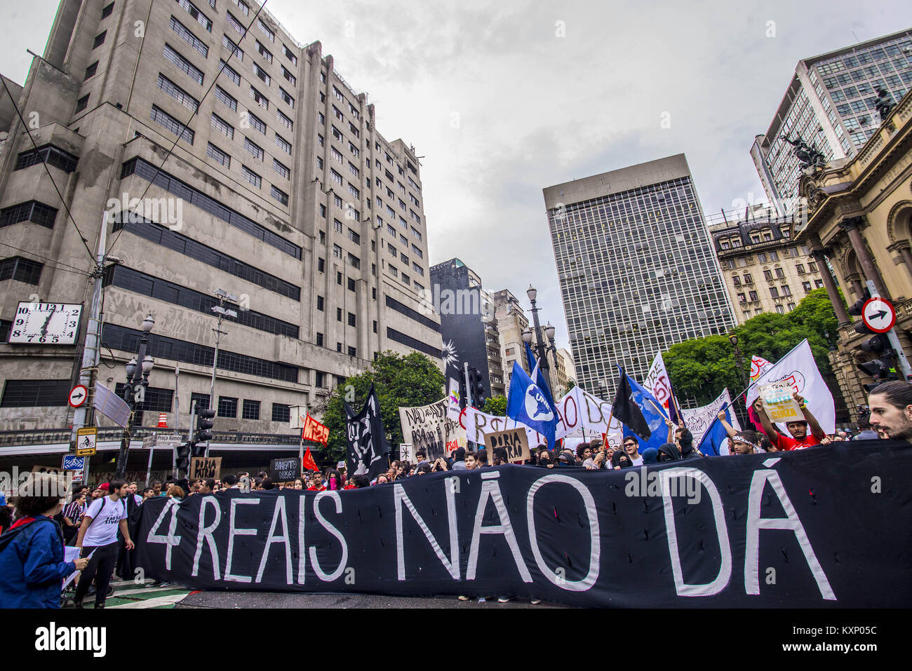 Sao Paulo, Brésil. 11 janvier, 2017. Les étudiants protestent contre la hausse du tarif de transport à Sao Paulo, Brésil le 11 janvier 2018. Credit : Cris Faga/ZUMA/Alamy Fil Live News Banque D'Images