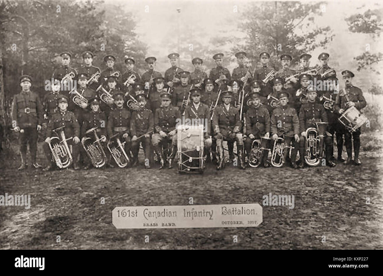 Photographie de la bande du 161e Bataillon d'infanterie canadien en 1917, représentant des musiciens militaires et leur formation en uniforme pendant la première Guerre mondiale Banque D'Images