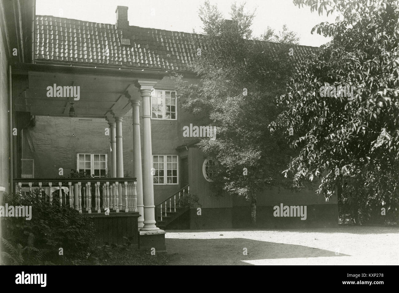 Photographie de Chrystiegården, Konsul Petersonshus et Vogtegården à Østfold, Norvège, montrant des bâtiments traditionnels norvégiens, des styles architecturaux et du patrimoine historique. Banque D'Images
