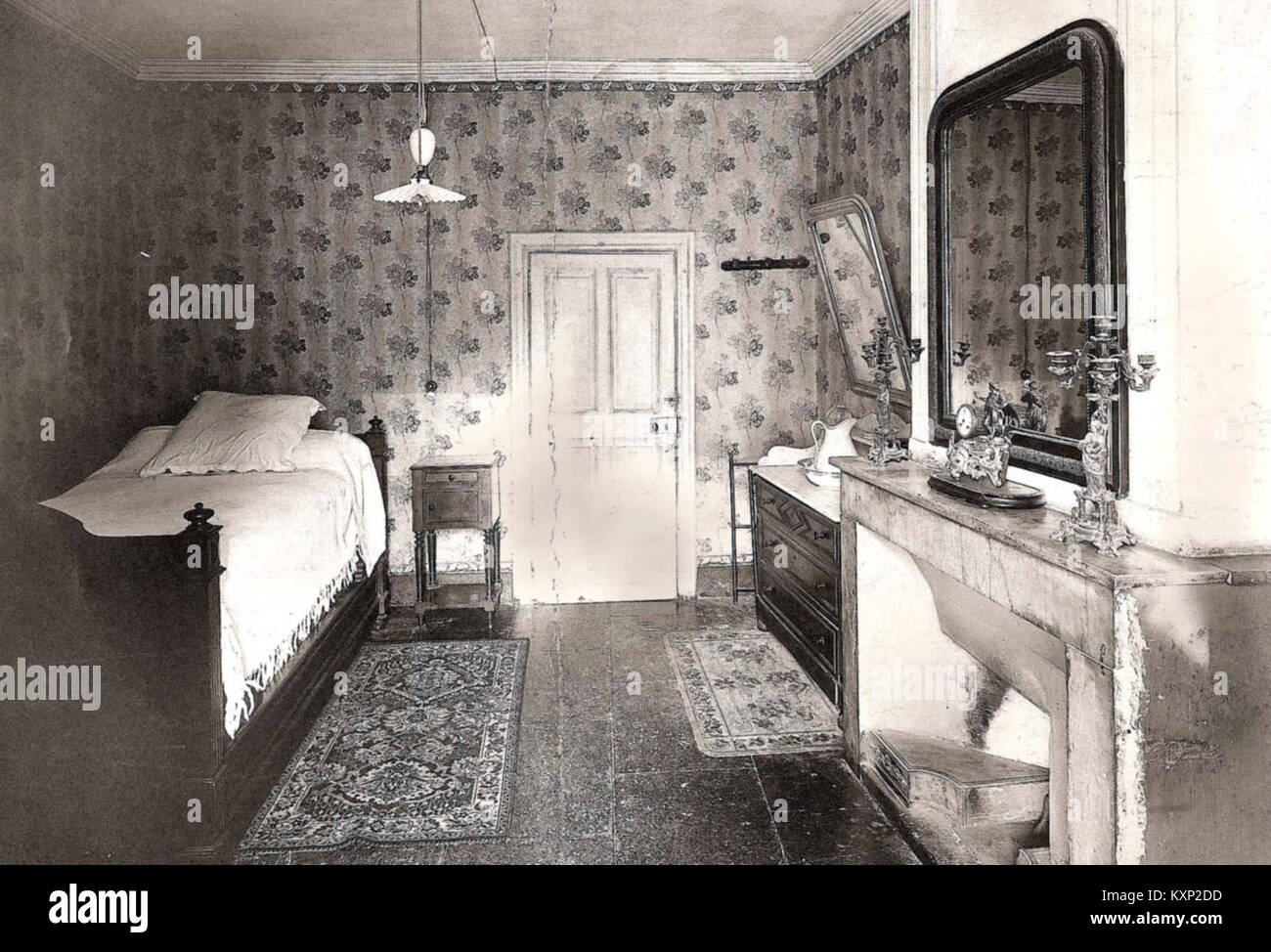 La Chambre de Mistral de l'Hôtel du petit St-Jean à Nîmes, en France, est une chambre d'hôtel historiquement importante, présentant des meubles d'époque et une décoration intérieure. Banque D'Images