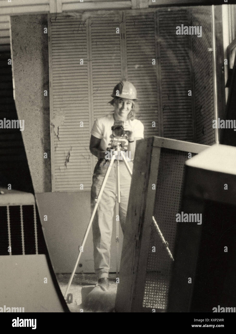 La photographe Carol M. Highsmith a capturé son autoportrait à travers un miroir brisé lors de la restauration de l'hôtel Willard à Washington, DC, reflétant son approche artistique de la documentation de l'histoire architecturale. Banque D'Images