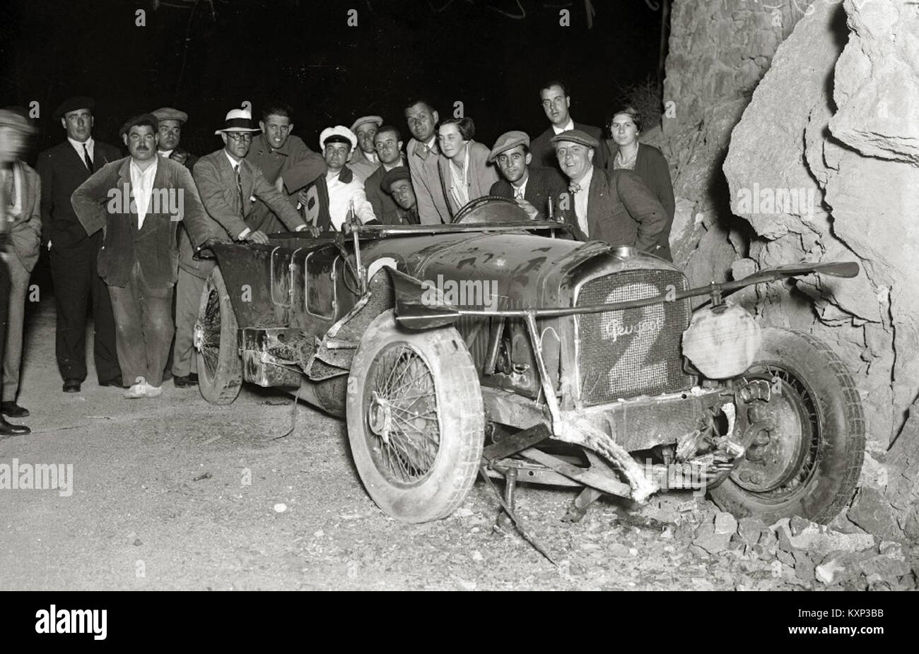 Une course automobile compétitive sur le circuit de Lasarte montrant plusieurs véhicules de course, pilotes et dynamiques de piste. Banque D'Images
